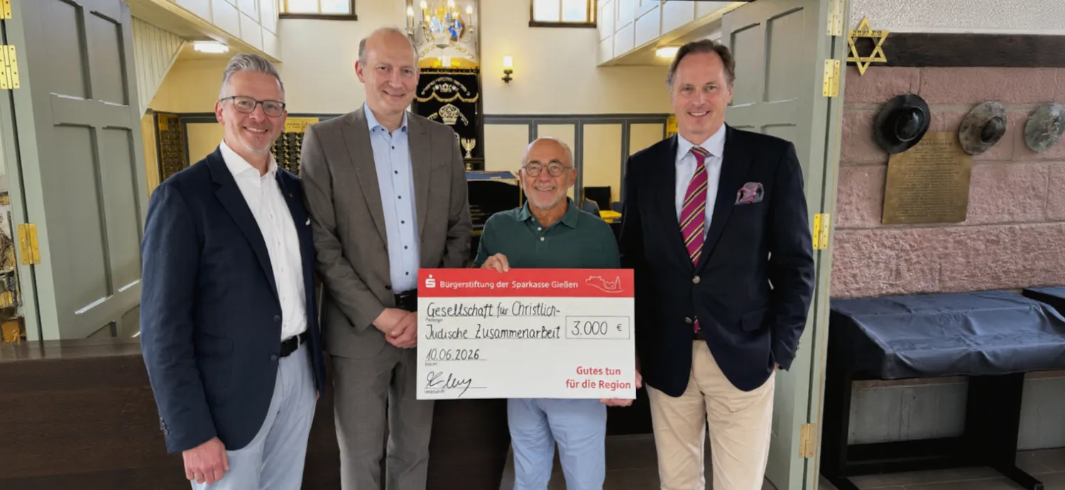 Spendenübergabe an die jüdische Gemeinde