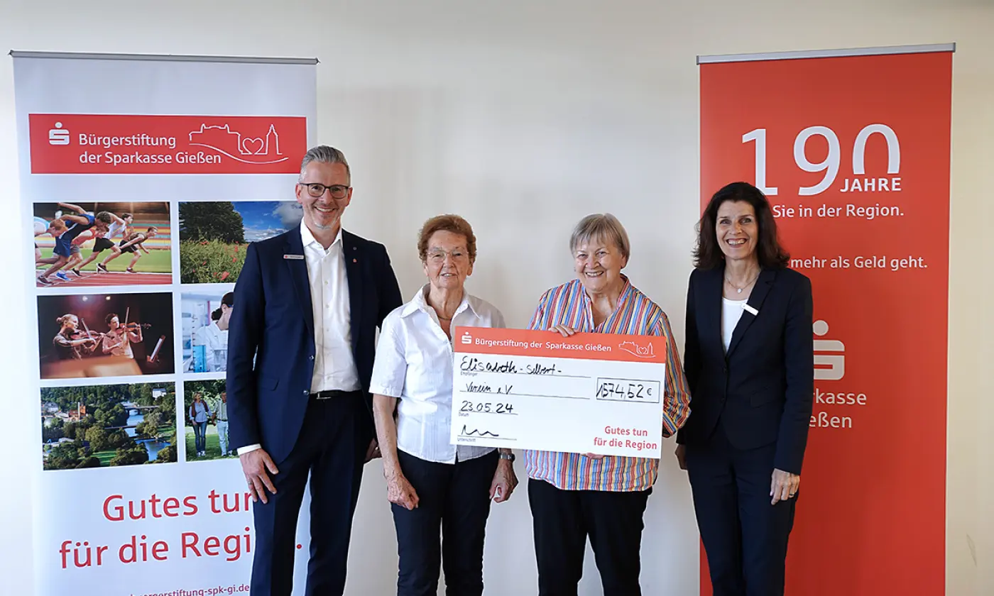Bürgerstiftung übergibt Spende an Elisabeth-Selbert-Verein