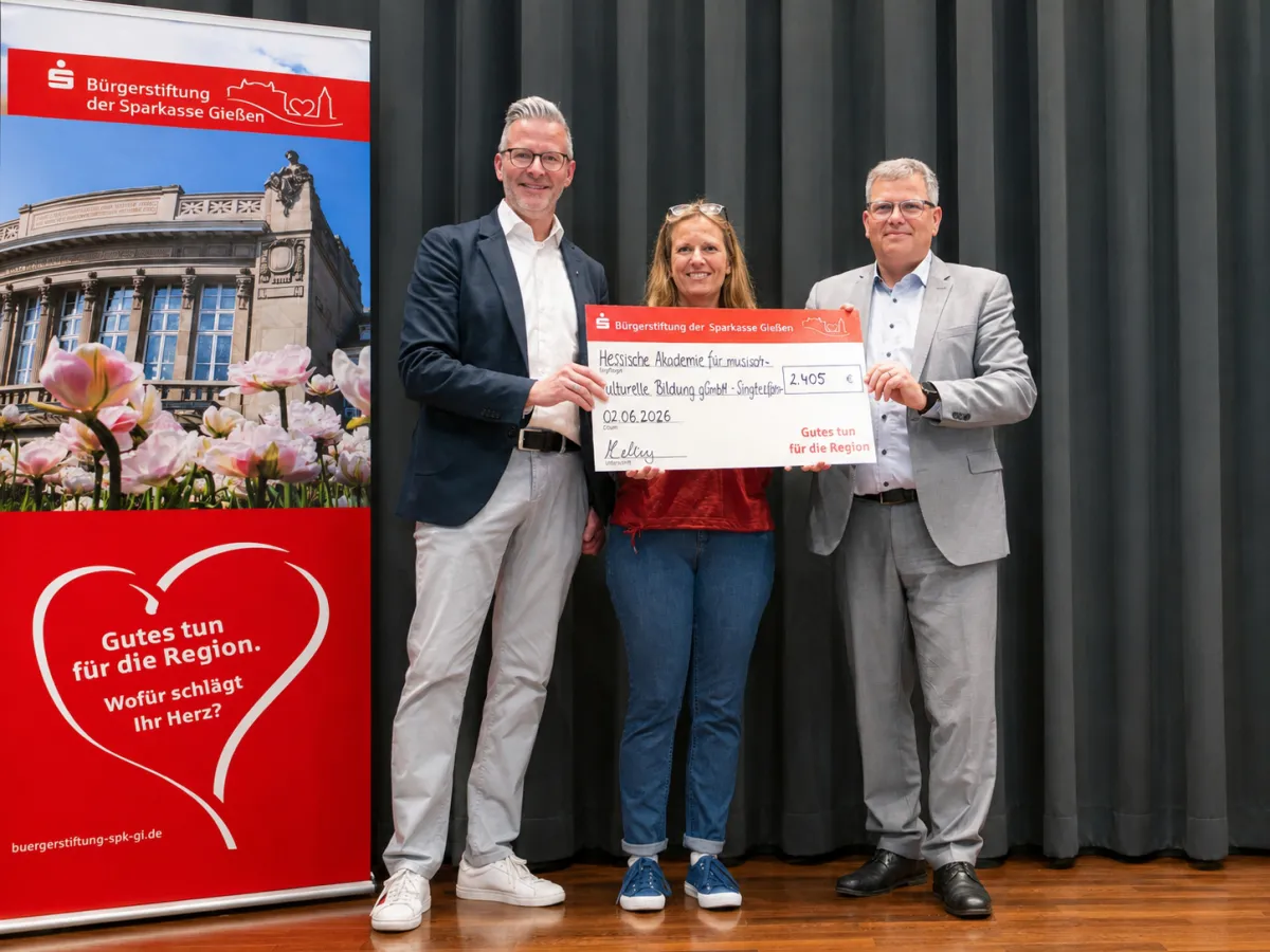 Spendenübergabe für das Singtreffen der Primacanta-Schulen