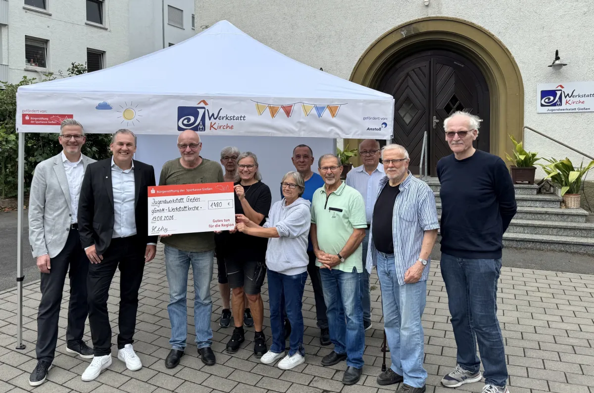 Spendenübergabe an die Werkstattkirche der Jugendwerkstatt Gießen