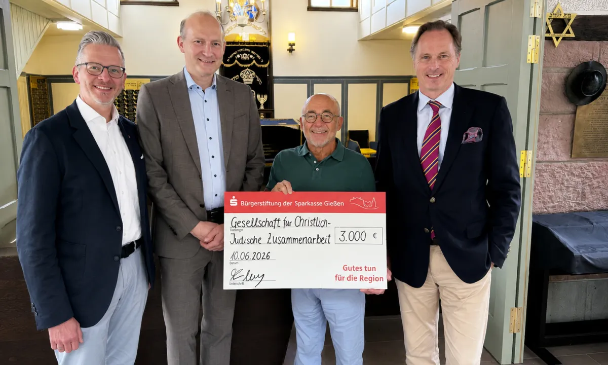 Bürgerstiftung der Sparkasse Gießen unterstützt Anschaffung der neuen Torarolle