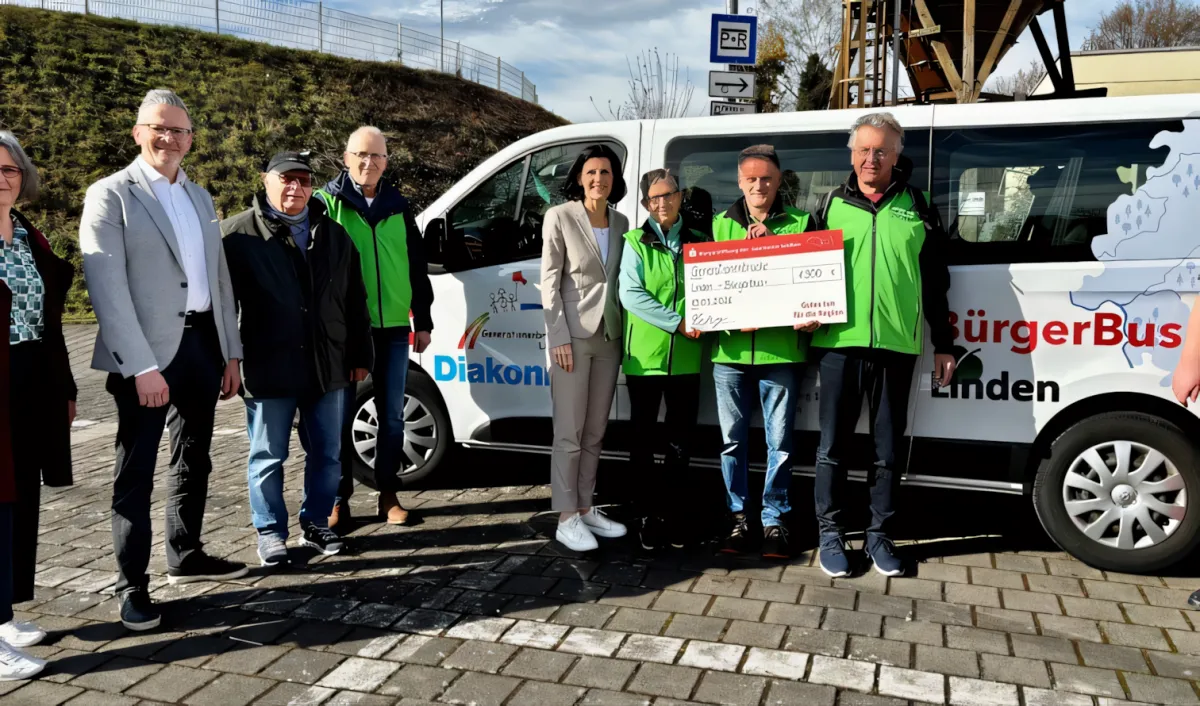 Spendenübergabe am Bürgerbus der Generationenbrücke Linden